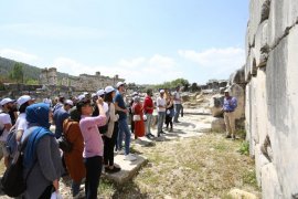 Rektör Bağ, PAÜ Öğrencileri ile Birlikte Stratonikeia Antik Kentini Gezdi