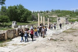 Rektör Bağ, PAÜ Öğrencileri ile Birlikte Stratonikeia Antik Kentini Gezdi