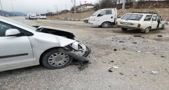 Kavşakta 3 araçlı zincirleme kaza: 1 yaralı