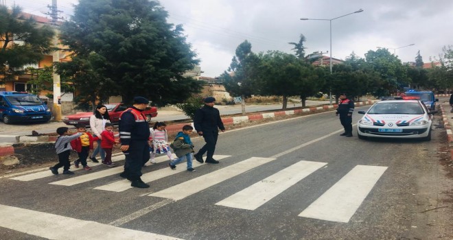 JANDARMA’DAN SÜRÜCÜLERE “YAYALARA ÖNCELİK” DENETİMİ