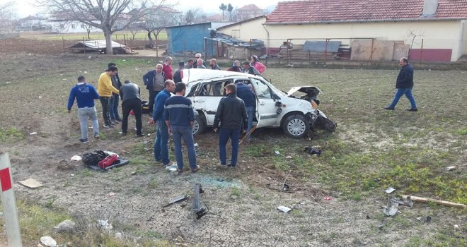 OTOBÜS DURAĞINI PARÇALAYAN OTOMOBİL, TARLAYA UÇTU: 3 YARALI 