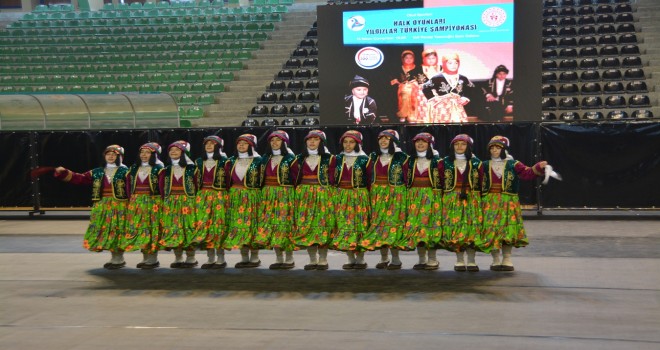 HALK OYUNLARINDA YILDIZLAR GEÇİDİ