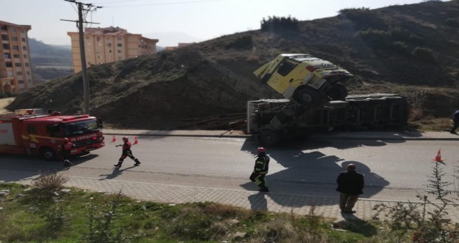 PARK HALİNDEYKEN TOMRUKLARI DEVRİLEN TIR'IN ÇEKİCİSİ HAVADA KALDI