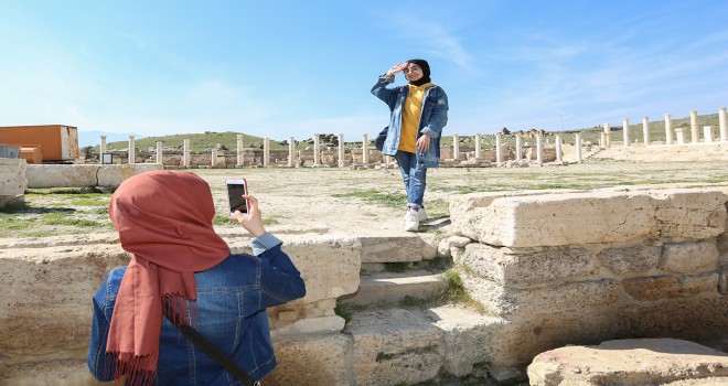 PAÜ’lü Öğrenciler Tripolis Antik Kentini Gezdi