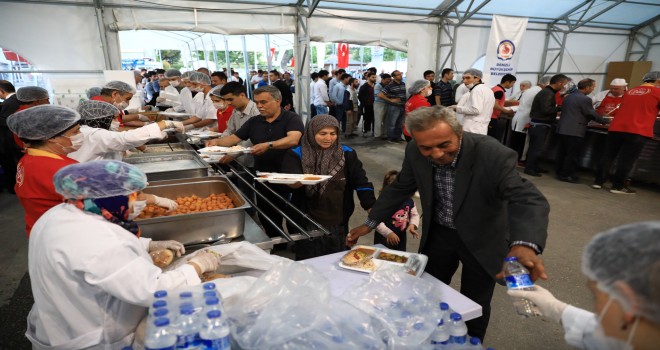 Her gün 5 bin kişiye iftar